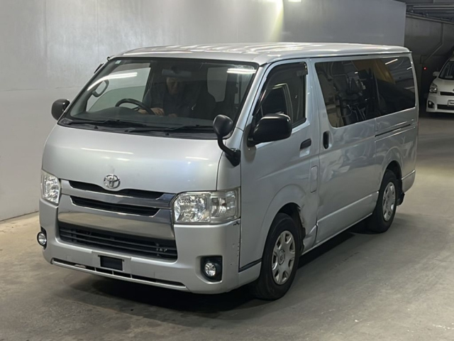 TOYOTA HIACE — фото
