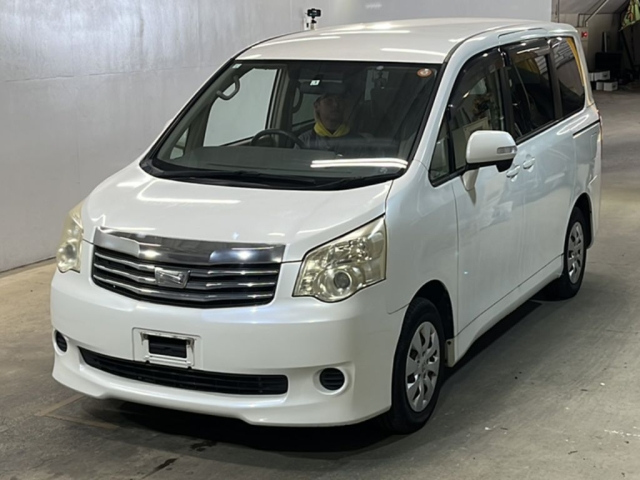 TOYOTA NOAH — фото