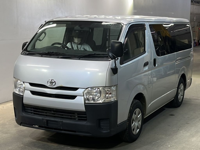 TOYOTA HIACE — фото