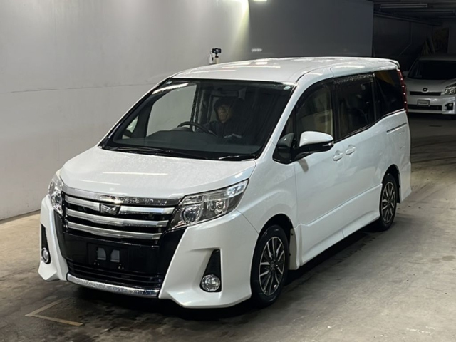TOYOTA NOAH — фото
