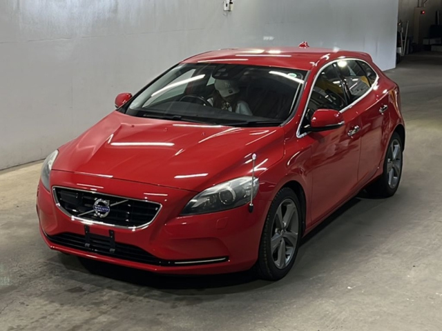 VOLVO V40 — фото