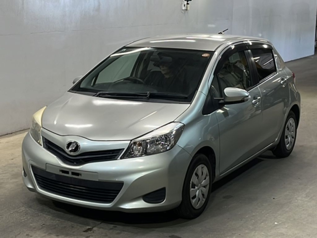 TOYOTA VITZ — фото