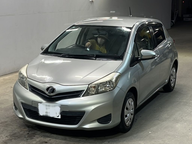 TOYOTA VITZ — фото