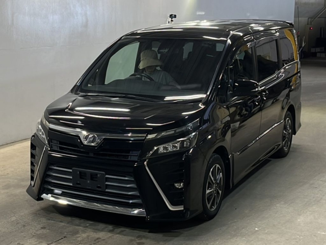 TOYOTA VOXY — фото