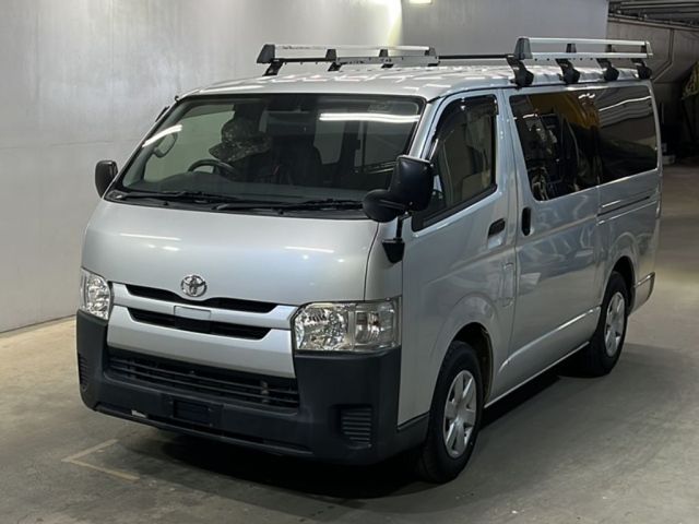 TOYOTA HIACE — фото