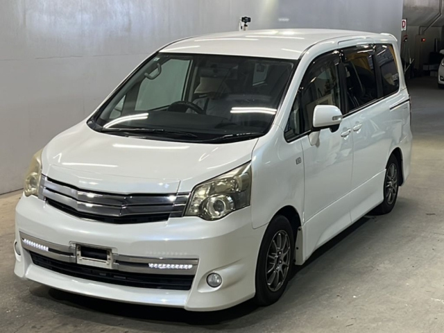 TOYOTA NOAH — фото