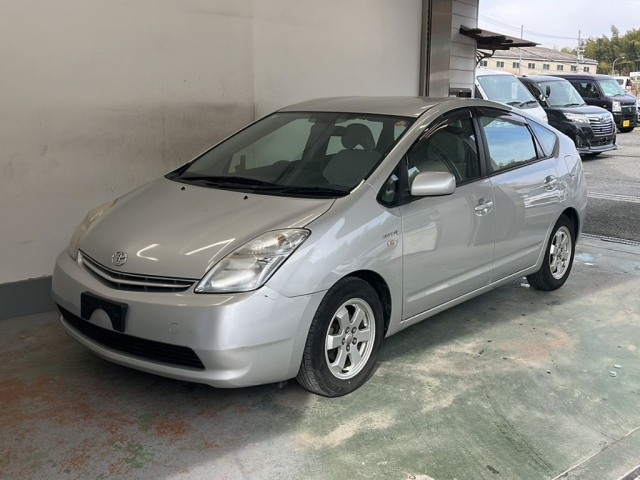 TOYOTA PRIUS — фото