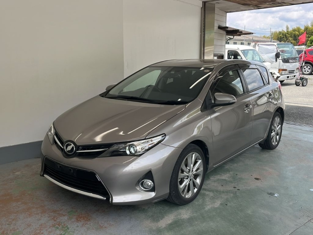 TOYOTA AURIS — фото