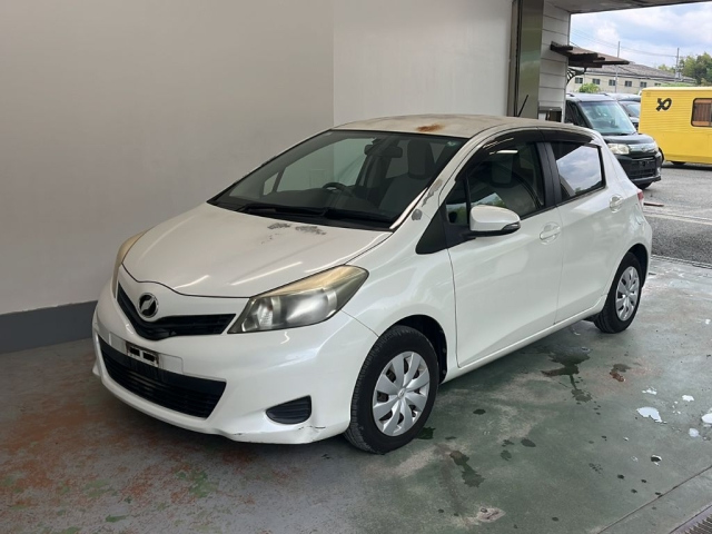TOYOTA VITZ — фото