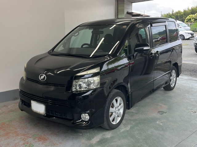 TOYOTA VOXY — фото
