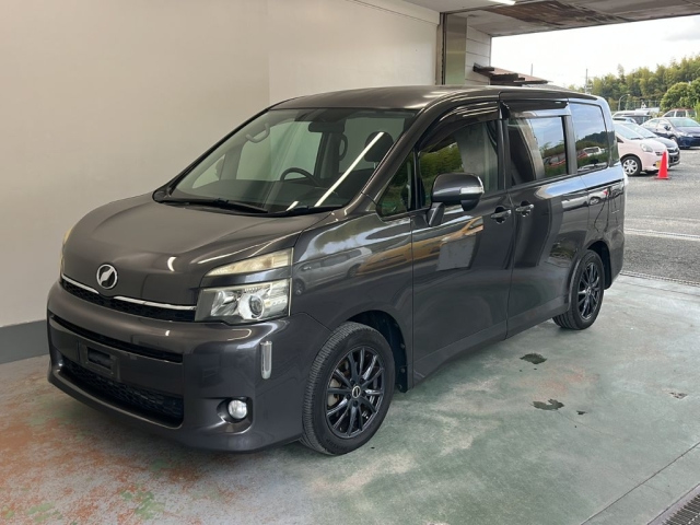 TOYOTA VOXY — фото