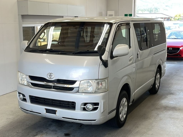 TOYOTA HIACE — фото