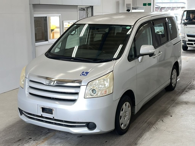 TOYOTA NOAH — фото