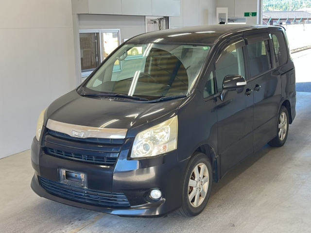 TOYOTA NOAH — фото