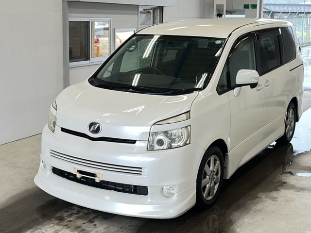 TOYOTA VOXY — фото