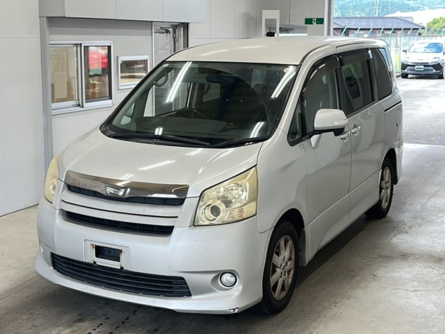 TOYOTA NOAH — фото