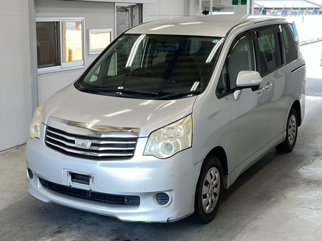 TOYOTA NOAH — фото