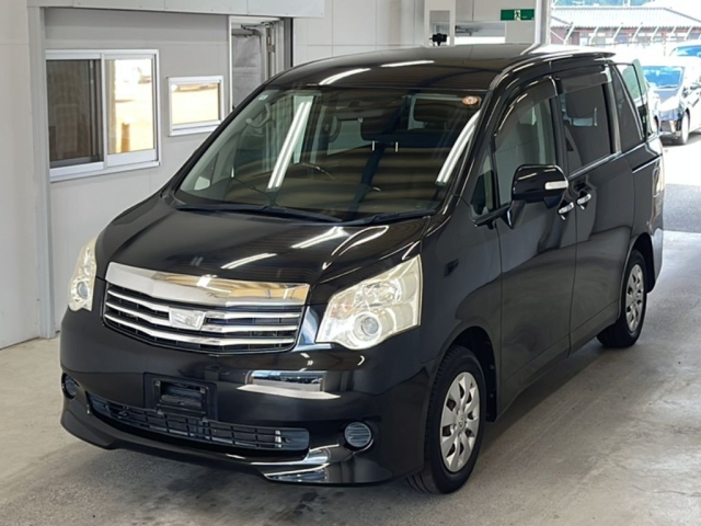 TOYOTA NOAH — фото