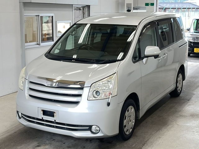 TOYOTA NOAH — фото