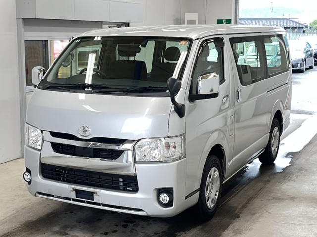 TOYOTA HIACE — фото