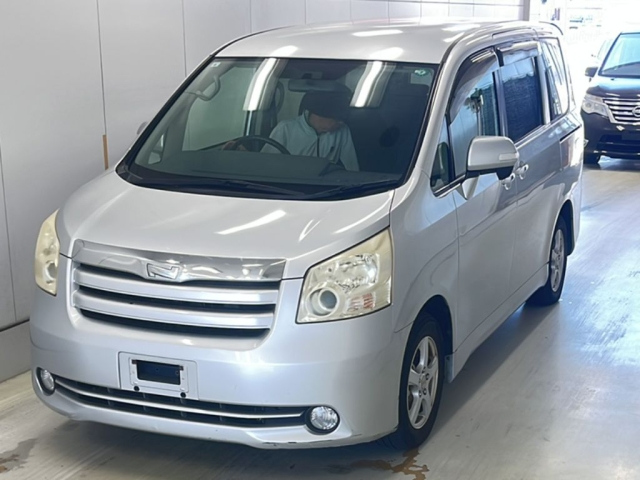 TOYOTA NOAH — фото