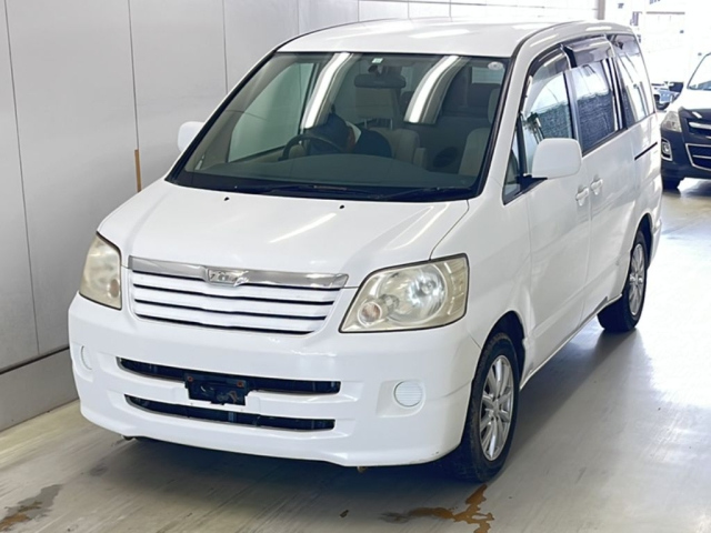 TOYOTA NOAH — фото