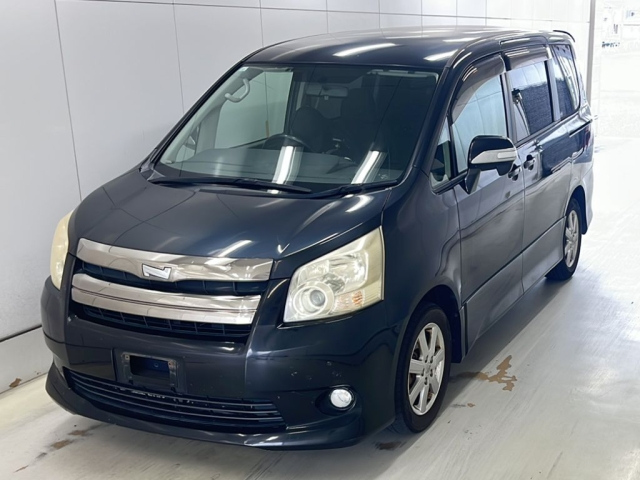 TOYOTA NOAH — фото