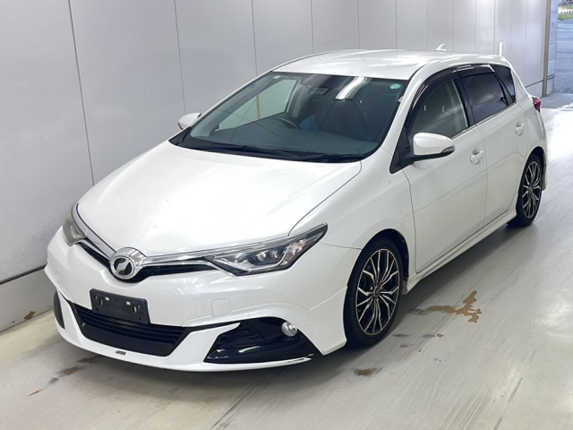 TOYOTA AURIS — фото
