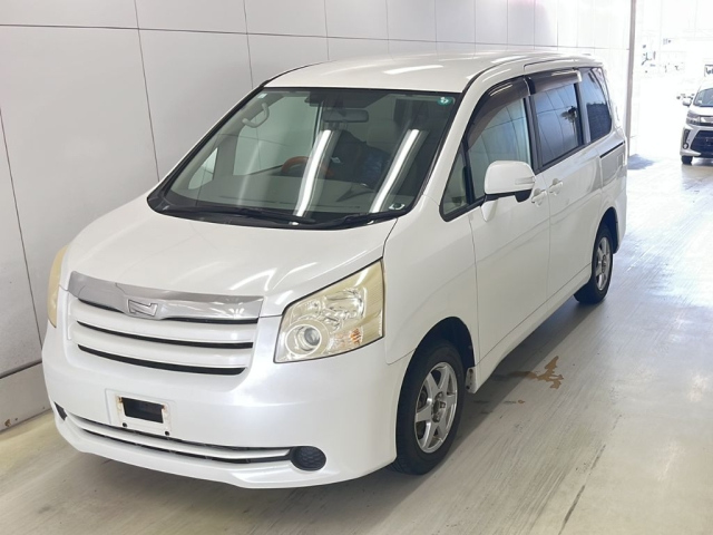 TOYOTA NOAH — фото