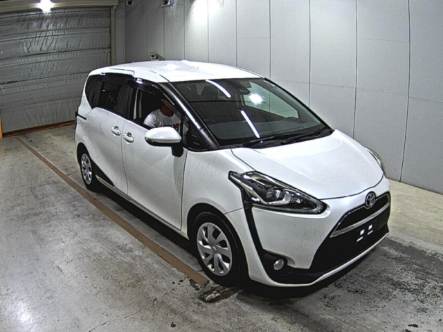 TOYOTA SIENTA — фото