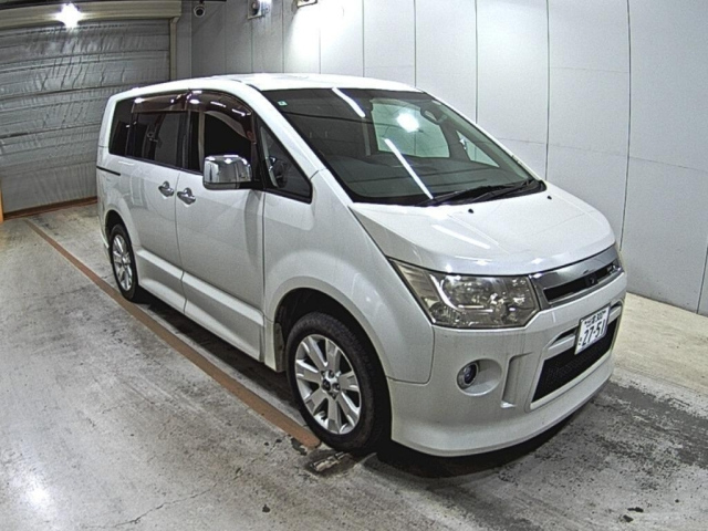 MITSUBISHI DELICA — фото