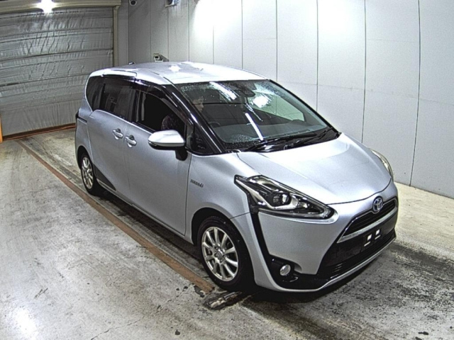 TOYOTA SIENTA — фото