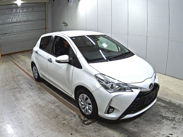 TOYOTA VITZ — фото