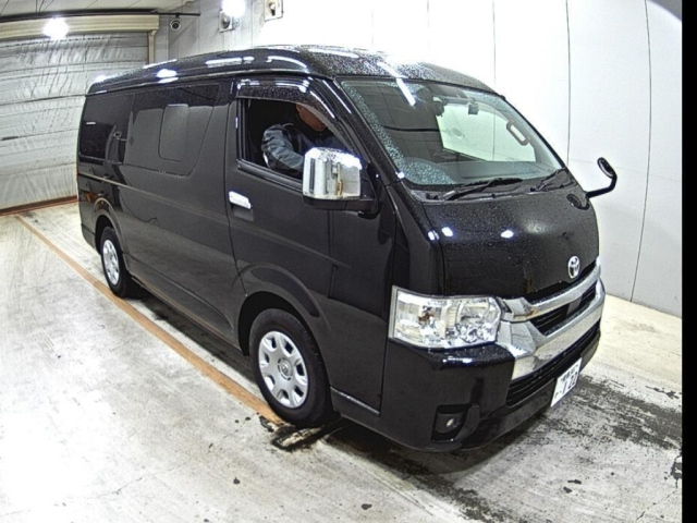 TOYOTA HIACE — фото