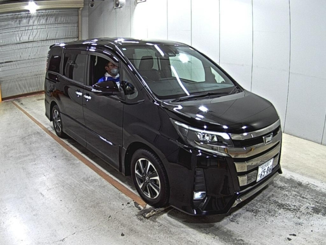 TOYOTA NOAH — фото
