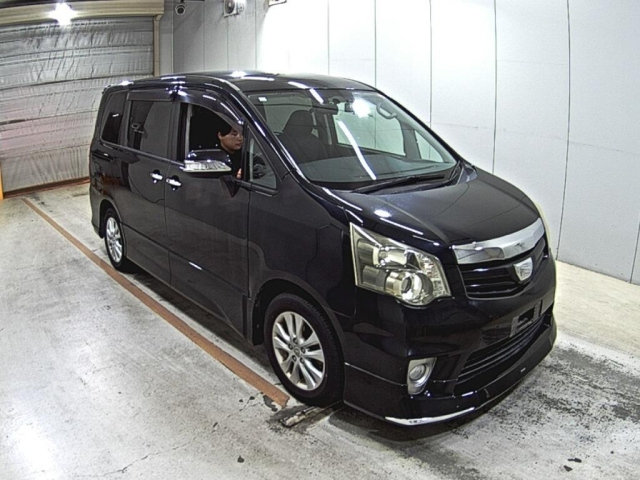 TOYOTA NOAH — фото