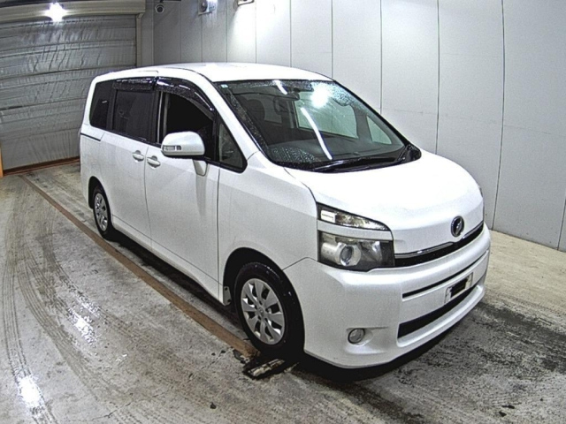 TOYOTA VOXY — фото