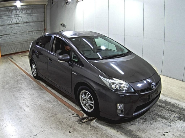 TOYOTA PRIUS — фото