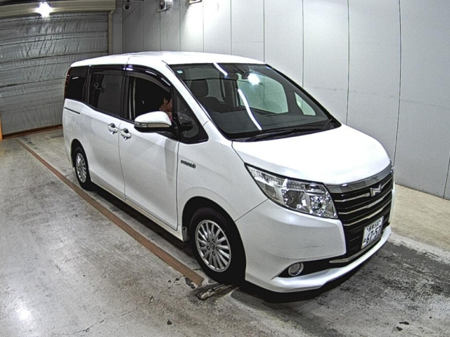 TOYOTA NOAH — фото