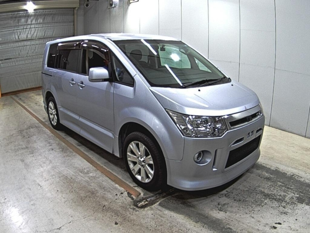 MITSUBISHI DELICA — фото