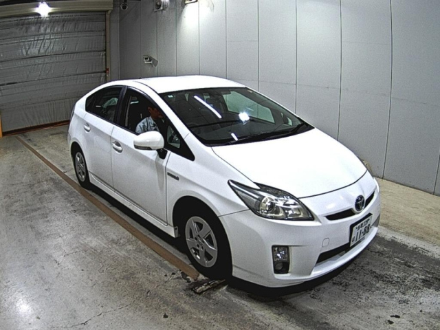 TOYOTA PRIUS — фото