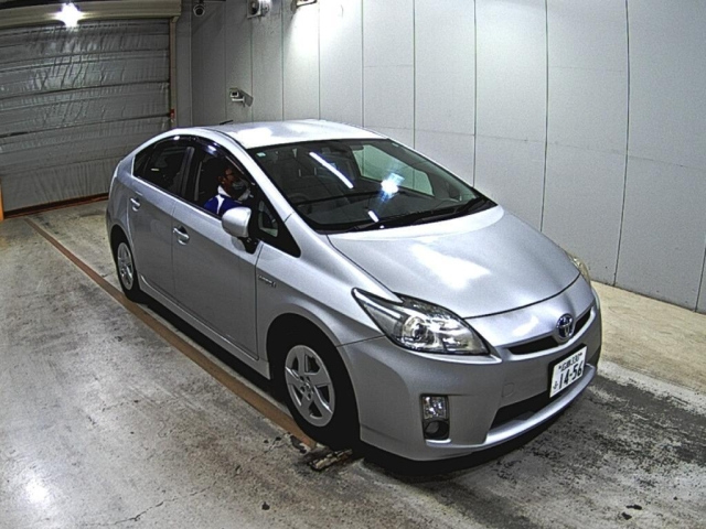 TOYOTA PRIUS — фото