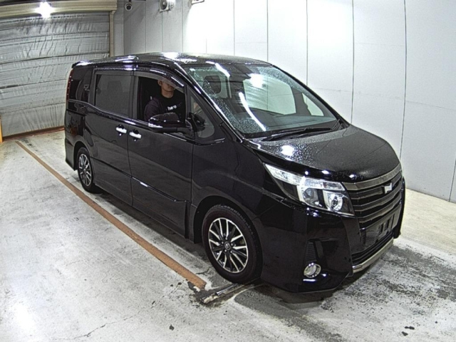 TOYOTA NOAH — фото