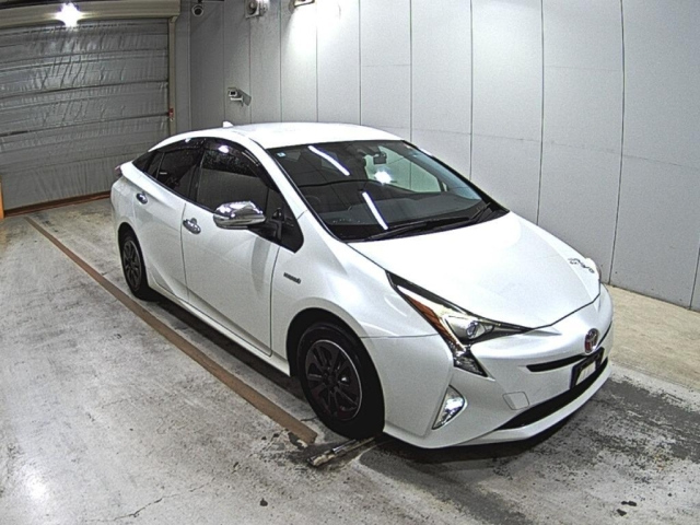 TOYOTA PRIUS — фото