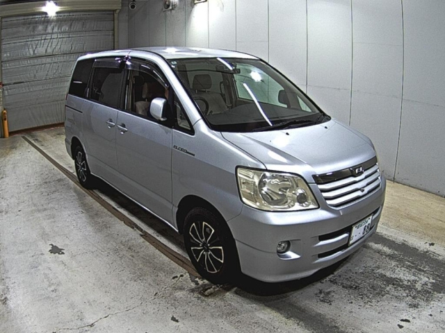 TOYOTA NOAH — фото