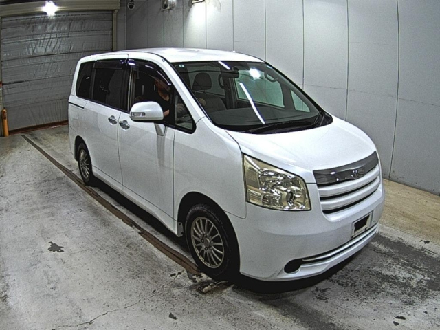 TOYOTA NOAH — фото