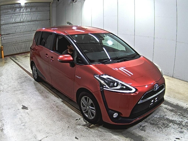 TOYOTA SIENTA — фото