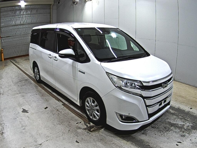 TOYOTA NOAH — фото