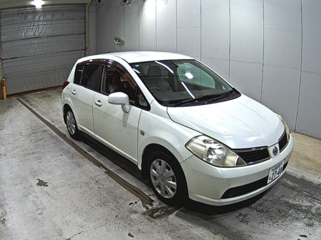 NISSAN TIIDA