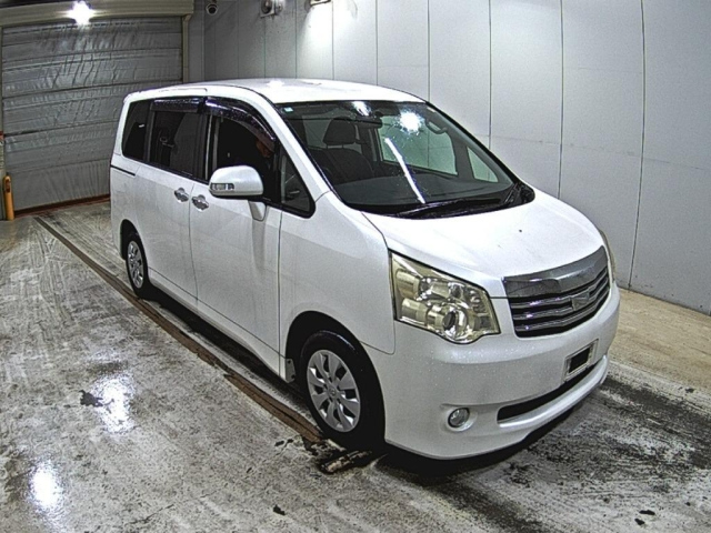 TOYOTA NOAH — фото